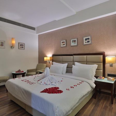 Krios Hotel - Near Sg Highway, أحمد أباد المظهر الخارجي الصورة