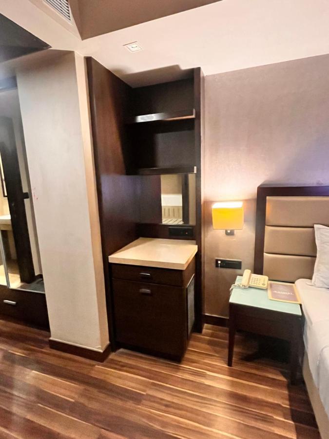 Krios Hotel - Near Sg Highway, أحمد أباد المظهر الخارجي الصورة