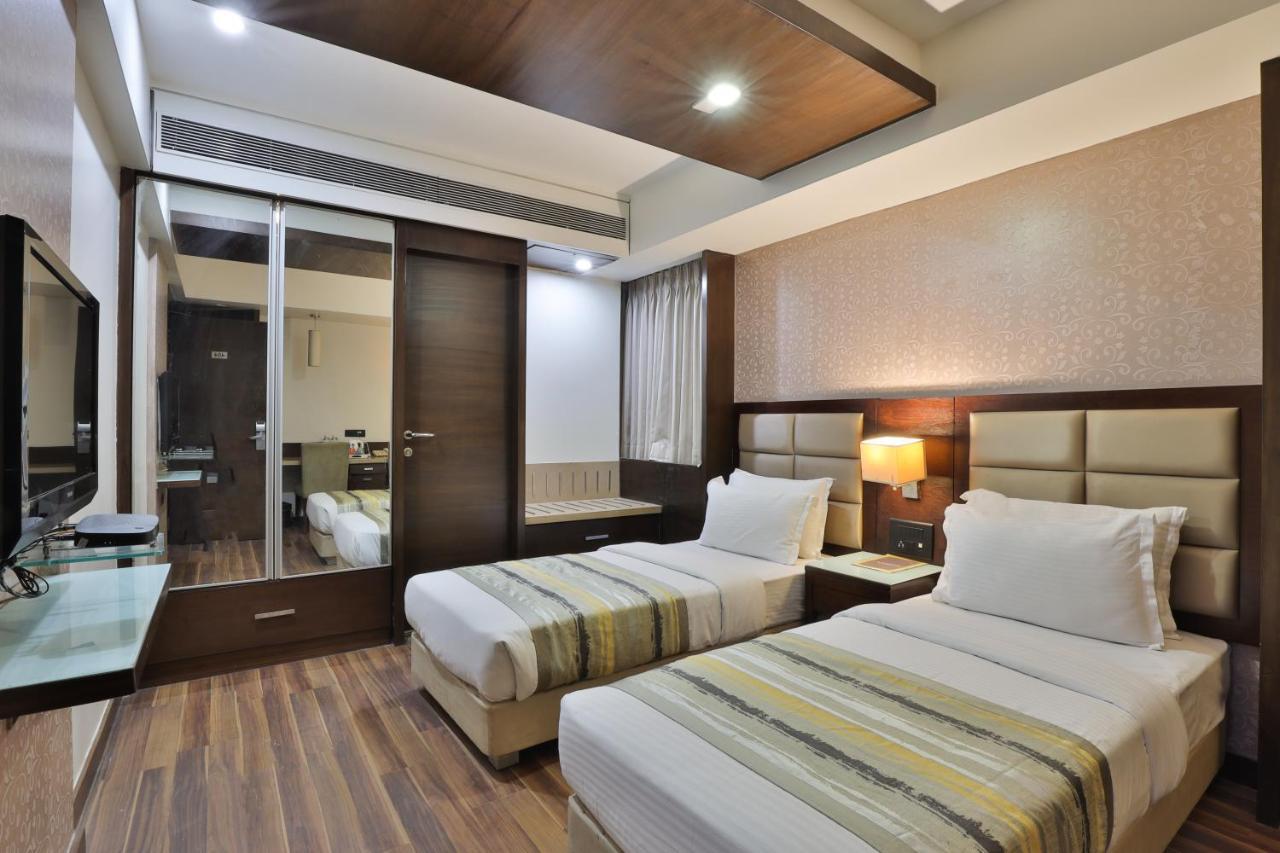 Krios Hotel - Near Sg Highway, أحمد أباد المظهر الخارجي الصورة