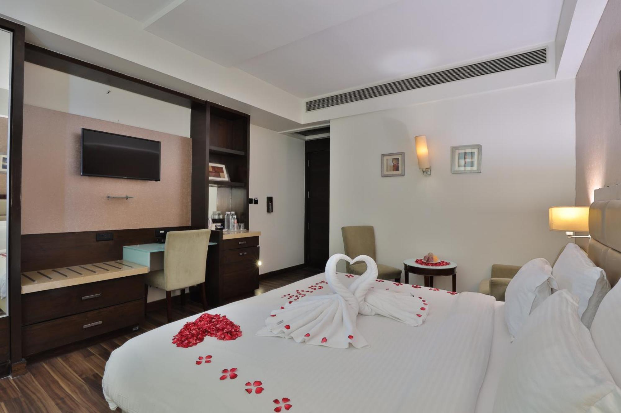 Krios Hotel - Near Sg Highway, أحمد أباد المظهر الخارجي الصورة