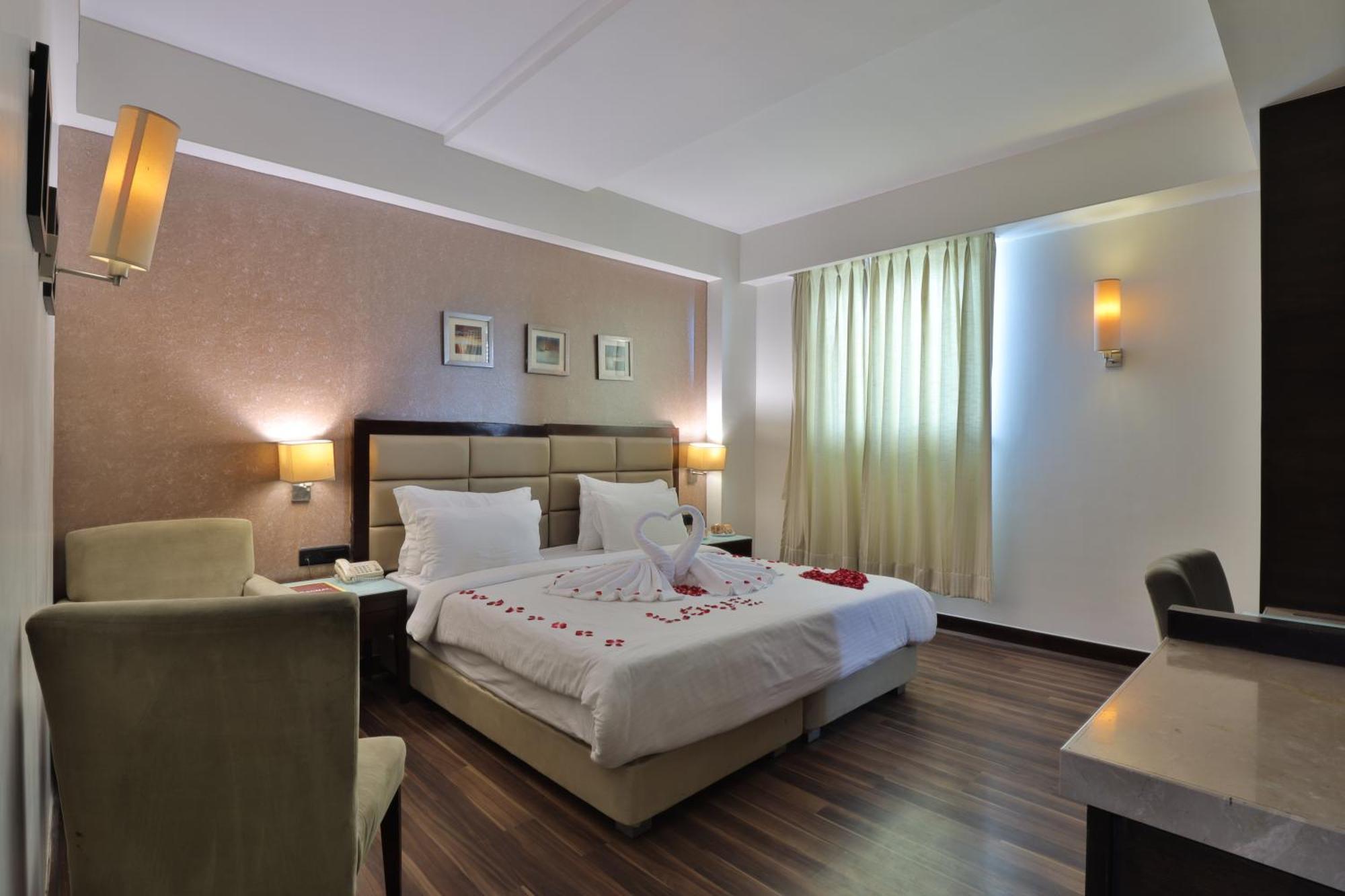 Krios Hotel - Near Sg Highway, أحمد أباد المظهر الخارجي الصورة