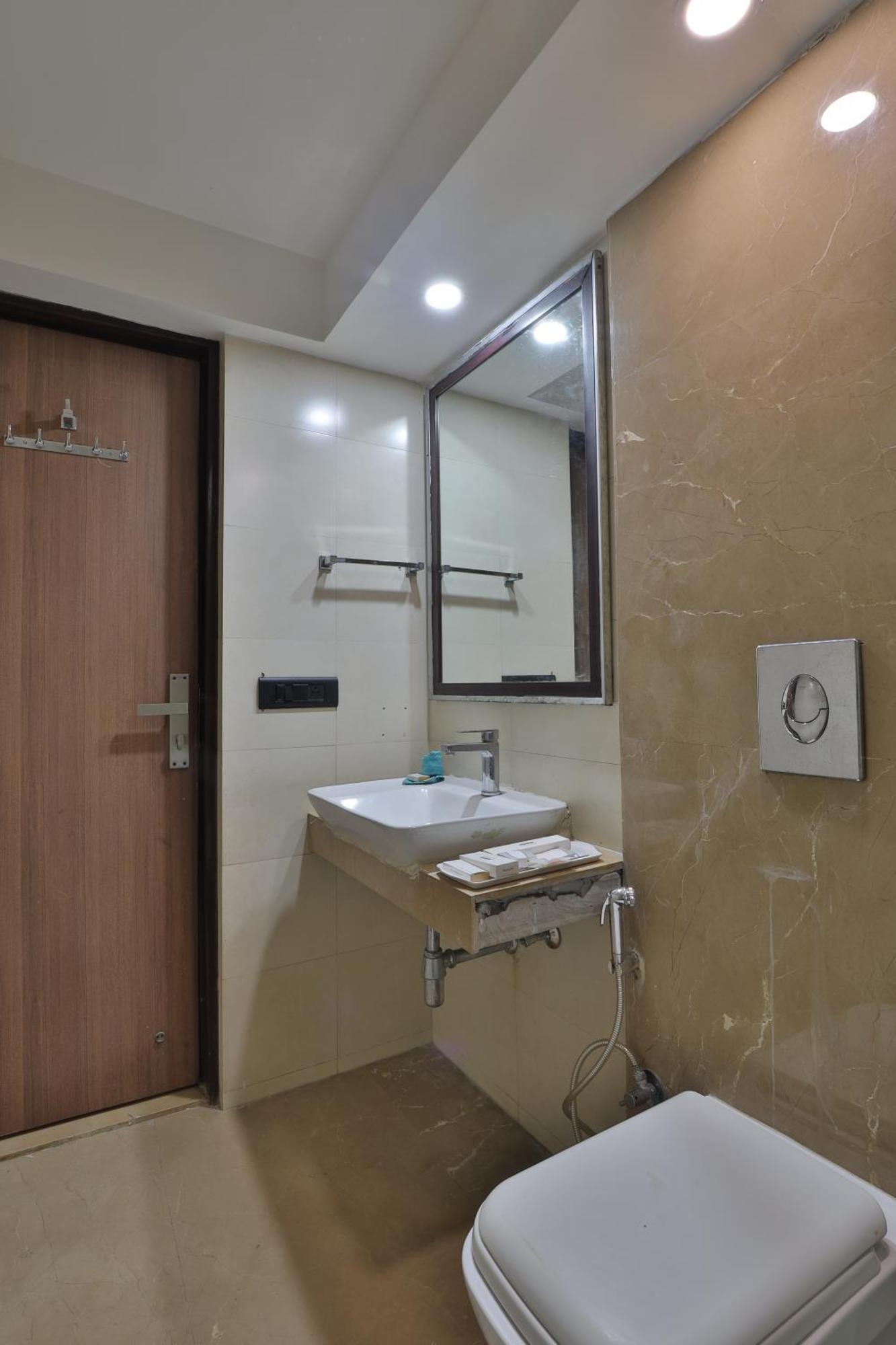 Krios Hotel - Near Sg Highway, أحمد أباد المظهر الخارجي الصورة
