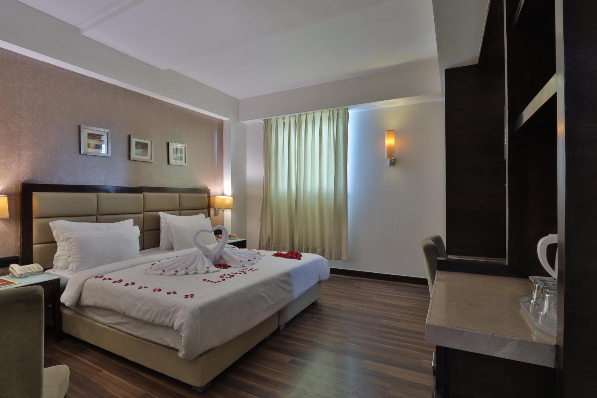 Krios Hotel - Near Sg Highway, أحمد أباد المظهر الخارجي الصورة