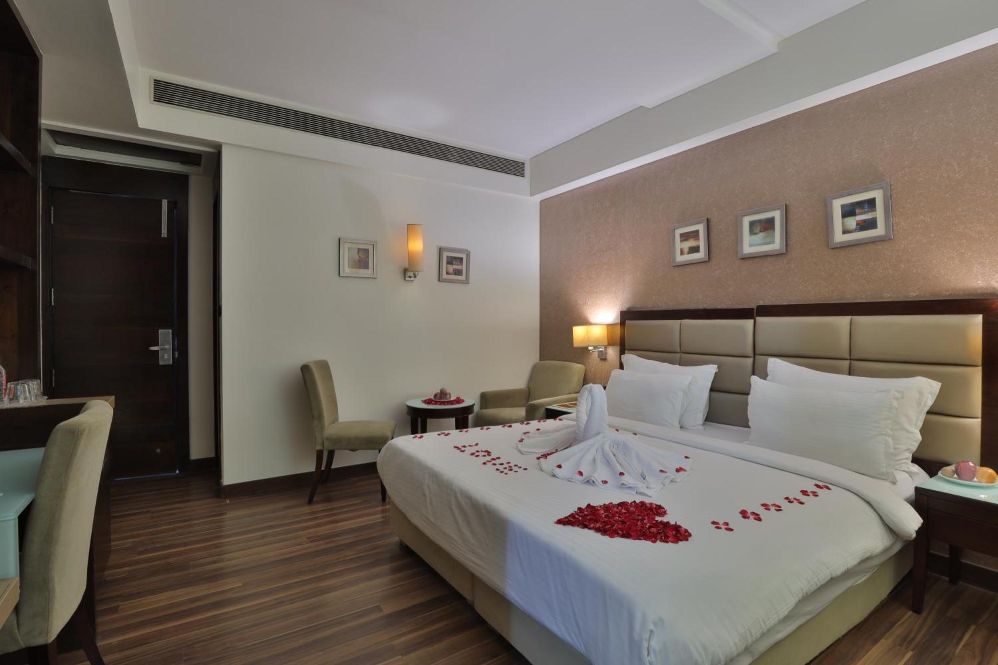 Krios Hotel - Near Sg Highway, أحمد أباد المظهر الخارجي الصورة