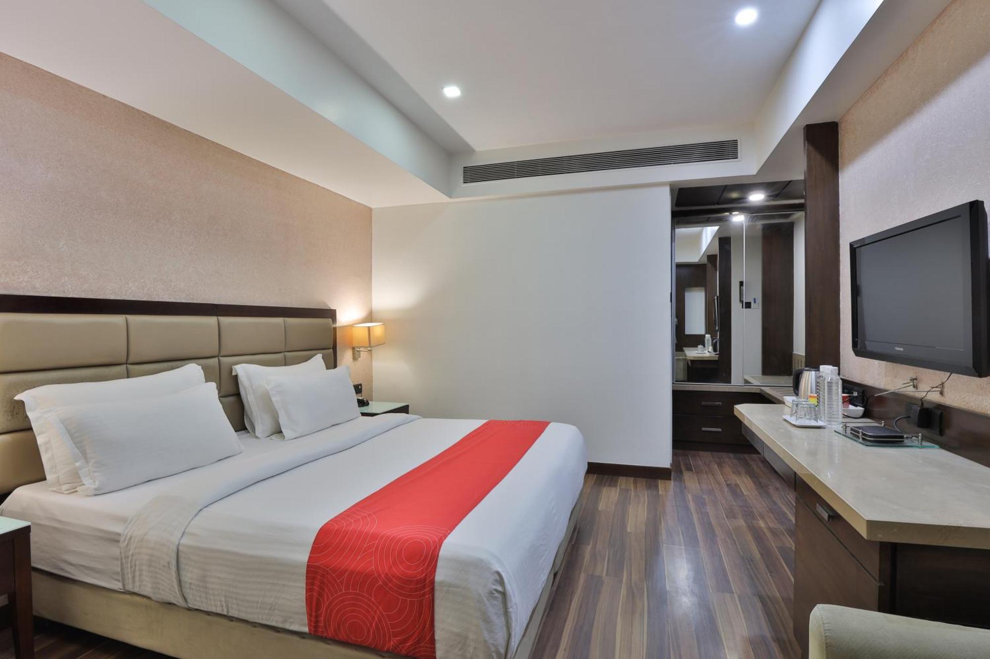 Krios Hotel - Near Sg Highway, أحمد أباد المظهر الخارجي الصورة