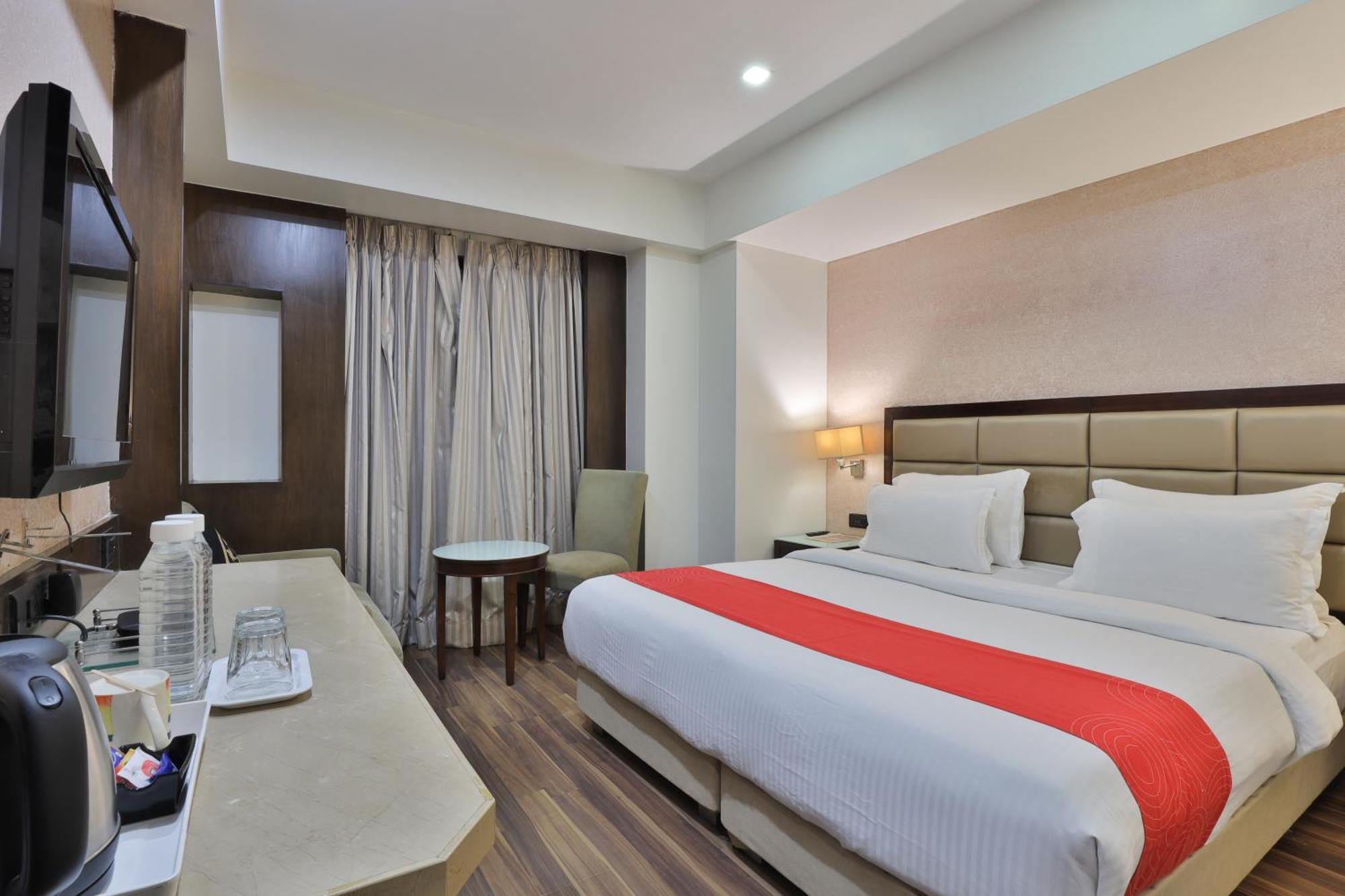 Krios Hotel - Near Sg Highway, أحمد أباد المظهر الخارجي الصورة