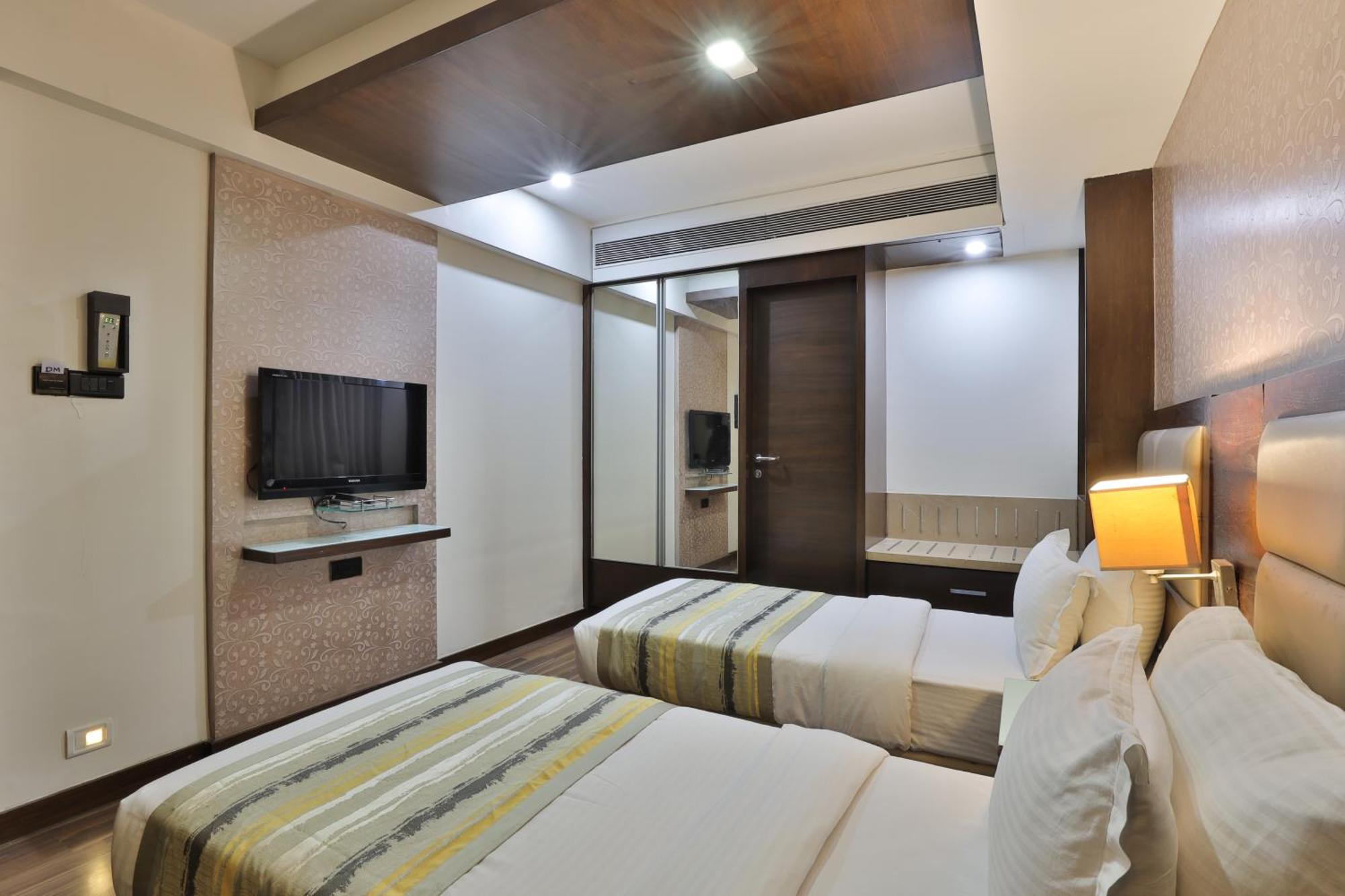 Krios Hotel - Near Sg Highway, أحمد أباد المظهر الخارجي الصورة