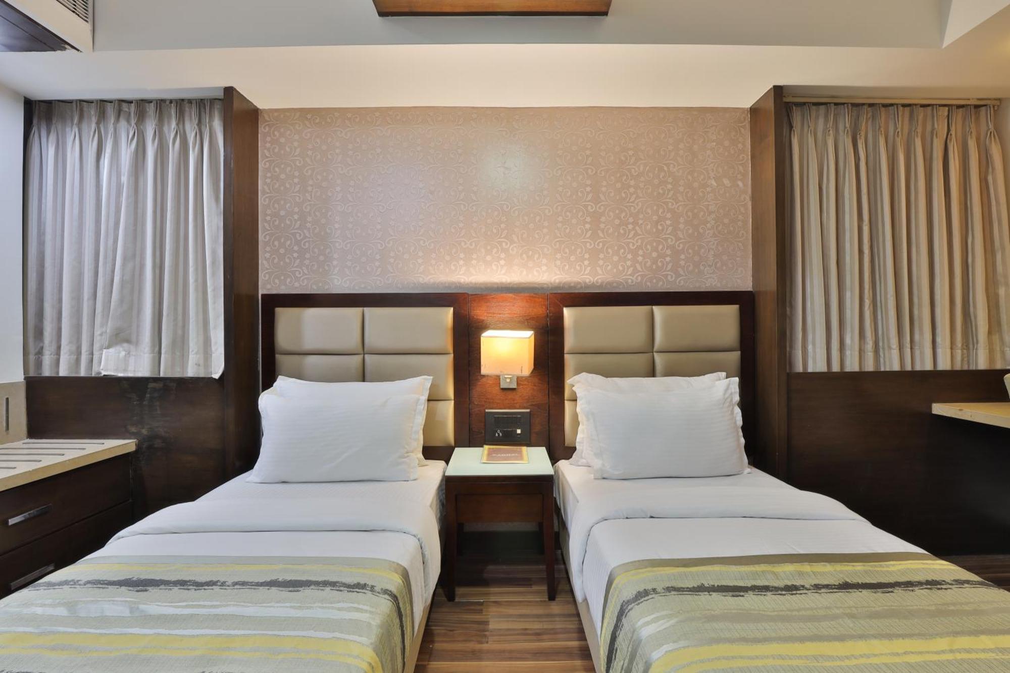 Krios Hotel - Near Sg Highway, أحمد أباد المظهر الخارجي الصورة