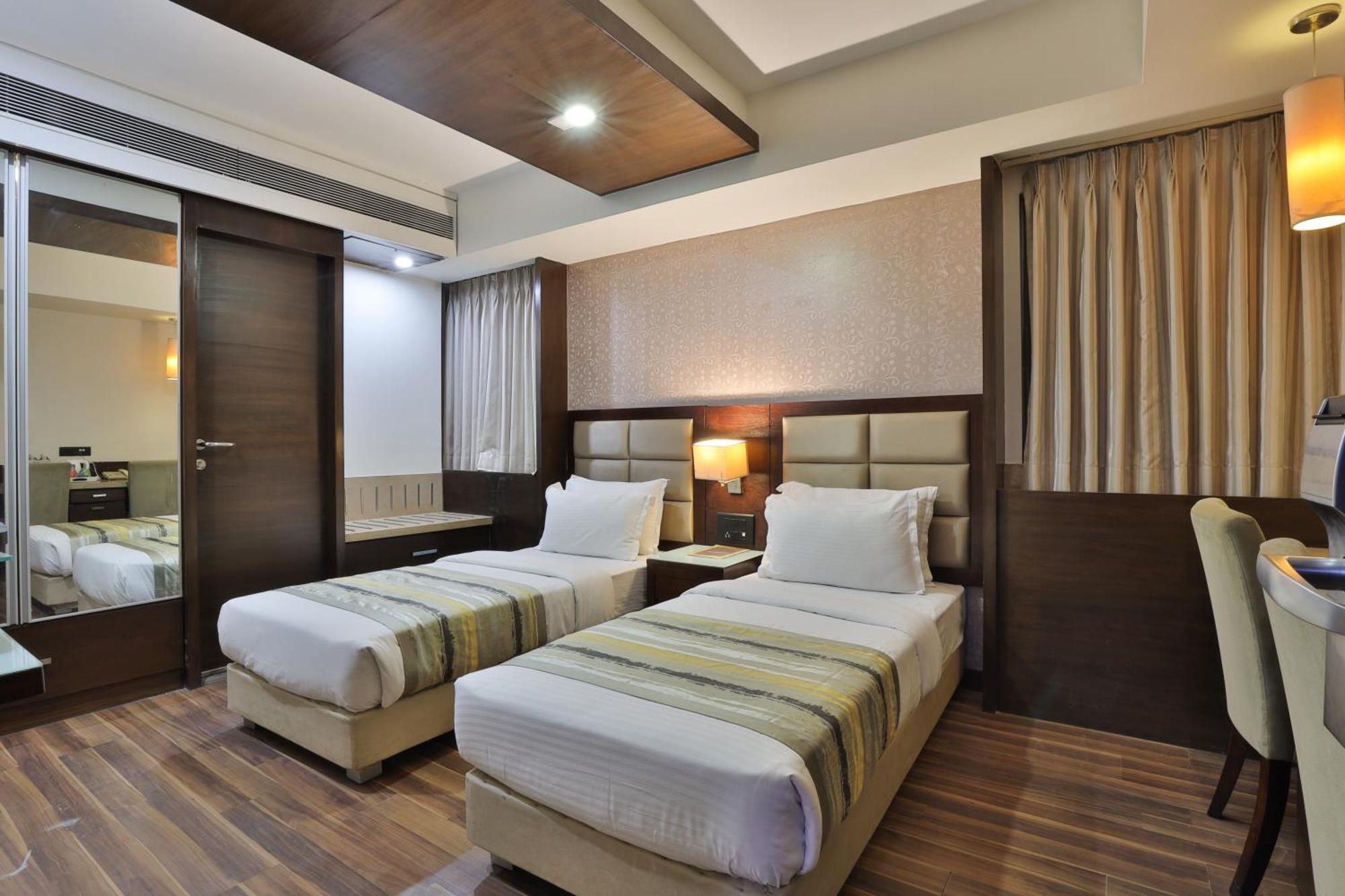 Krios Hotel - Near Sg Highway, أحمد أباد المظهر الخارجي الصورة